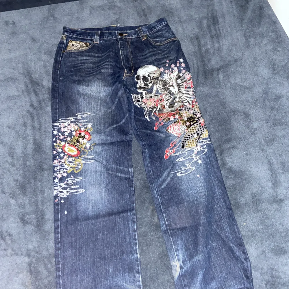 Hej säljer ju mina gml jeans som jag inte har användt  på 2 år dom e bra skick och i köpte i seams mycket fräsha och snygga👌. Jeans & Byxor.