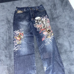Y2k  jeans - Hej säljer ju mina gml jeans som jag inte har användt  på 2 år dom e bra skick och i köpte i seams mycket fräsha och snygga👌