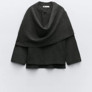Slutsålda kappan - Säljer den slutsålda i storlek L-xl sitter som en s🤍 600 kr!! Så snygg!!!