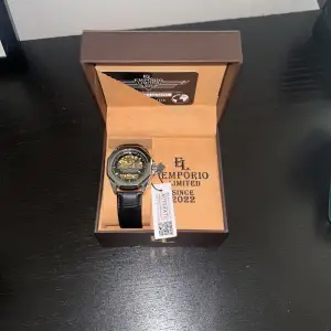 Säljer nu min klocka som jag haft i 1 år använt den 5 gånger säljer den pågrund att jag behöver pengarna till annat