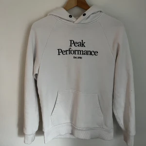 Peak Performance Hoodie - Denna hoodie beställde jag från Zalando i mars för runt 1200kr. Den är i nyskick, inga fläckar eller hål eftersom den endast är andvänd ett fåtal gånger.