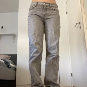 Låg/midwaist jeans - Fina gråa jeans från Gina tricot ❤️