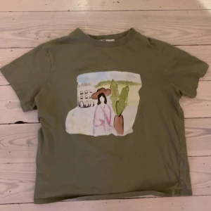 Grön söt topp 💚 - Grön sött t-shirt som med en cool tryck på 💗