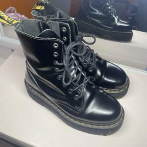 Äkta Dr. Martens platform kängor i storlek 40. Kängorna är i nyskick och har endast bärts ett par gånger. 