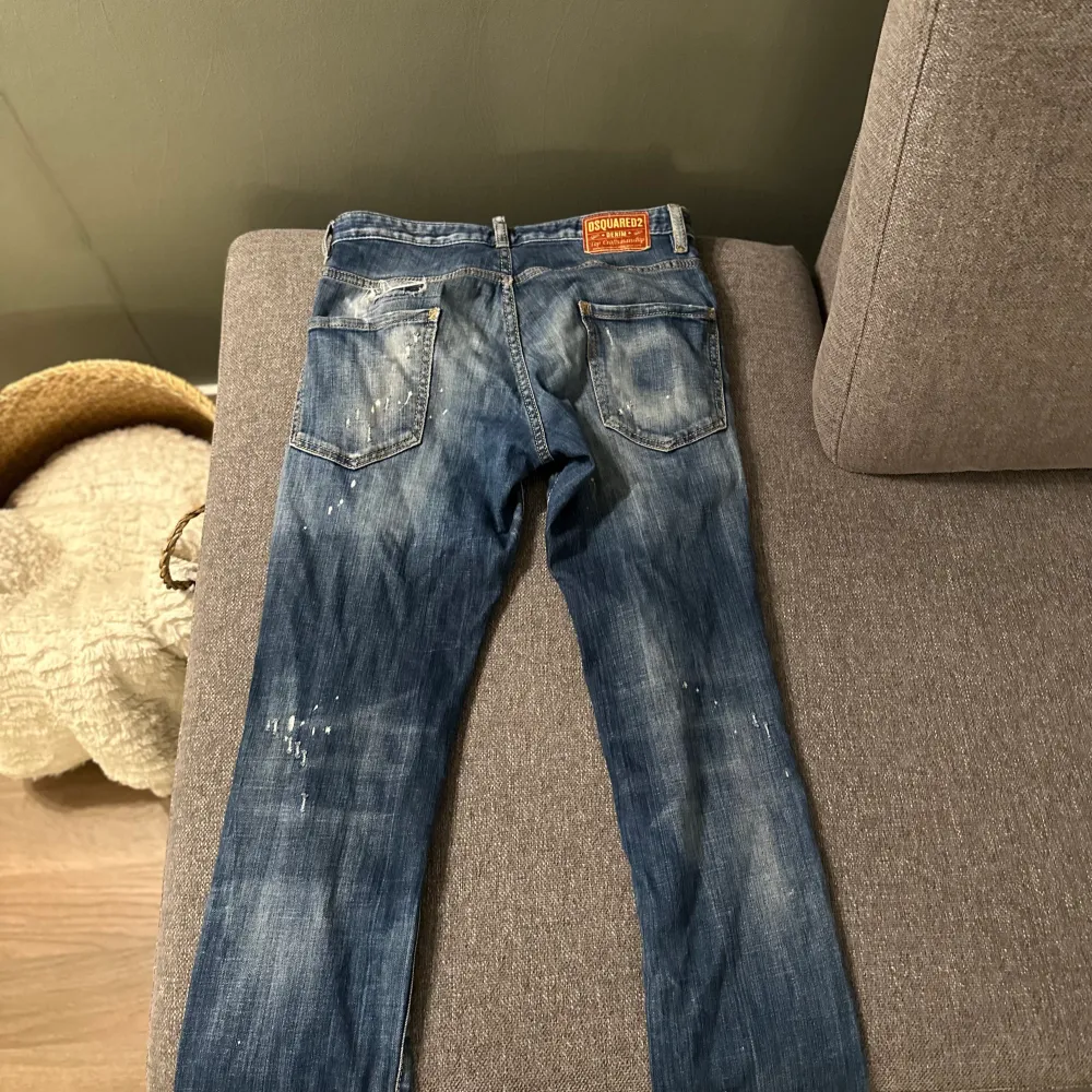 Säljer mina dsquared2 jeans för har ingen användning av dom och dom är för små för mig. Köpte dom på miinto för 4000 tusen för typ 3 år sedan och dom är i bra skick fortfarande. Skriv om ni har frågor . Jeans & Byxor.