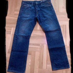 Replay Jeans herr - Simpla Replay jeans med rak passform, de är inte lika stora som de kan se ut på bilden!  Mått: Längd: 100cm Midja: 43cm