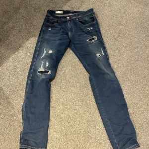 Replay jeans anbass - Ett par sjukt fräscha jeans från Replay🪩skick 10/10 🪩nypris 1900kr🪩storlek 32
