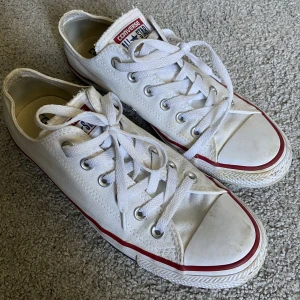 Converse  - Vita converse i storlek 39. Sällan använda och i hyfsat fin skick, priset går att diskutera 💓