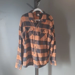 Dickies Tunn jacka - Dickies NEW SACRAMENTO - Tunn jacka - brown duck  Använt under en höst har nu lagat orörd i nästan två år.  Material: 100% bomull