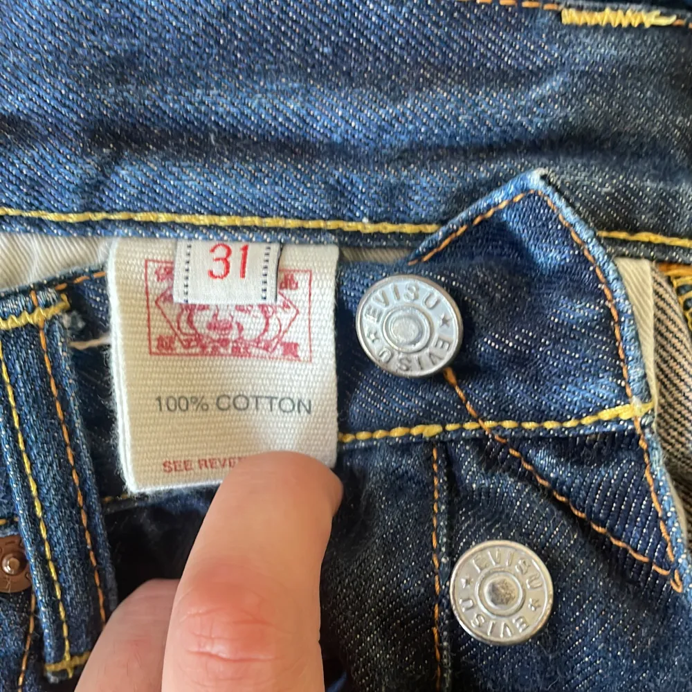 Baggy/straight leg evisu jeans med vita detaljer på bakfikorna. Använder inte dem längre . Jeans & Byxor.