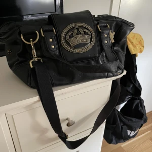 vintage väska - En handväska från friis company. Det saknas några glitterpluttar på kronan annars är den i jättefint skick trots mycket användning. 