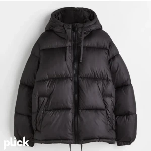 Vinterjacka - Jätte populär vinterjacka från hm i nyskick❣️skriv innan du trycker på köp nu :))