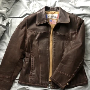 vintage läderjacka  - Skitcool brun skinnjacka köpt seconhand, i M/L. Kommer ej till användning.