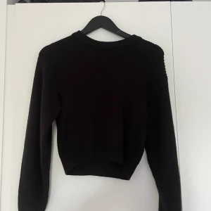 Stickad tröja  - Svart stickad tröja ifrån hm. Strl xs