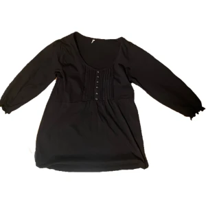 Söt svart blus - Supersöt svart blus med knappar som tyvärr inte kommer till användning