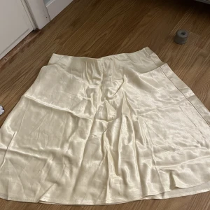 Satinkjol - Söt gul kjol