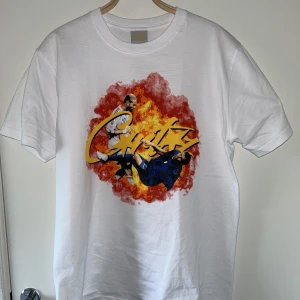 Corteiz ”Zizou” T-Shirt - Helt ny oöppnad Corteiz tröja med tryck av ikoniska Zidane och hans headbutt mot Materazzi i VM-finalen 2006!  OBS: Ja tröjan är oöppnad se bild 2 och 3, exempelbilden är på min egna tröja som är storlek S.