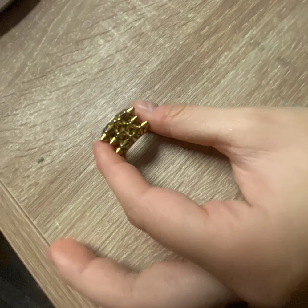 Hej! undrar om någon är intresserad att byta den här edblad peak ring i guld storlek 17,5 mm mot en silvrig peak ring i samma storlek eller alternativt en annan storlek!🩷💕. Accessoarer.