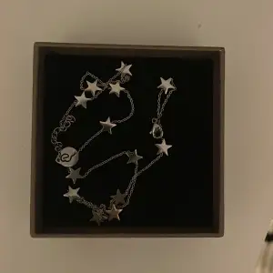 Halsband från Edblad med stjärnor! Har aldrig andvänd de! Frakt 30kr 