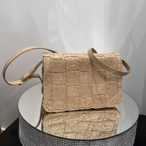 Axelremsväska  - Superfin axelremsväska 