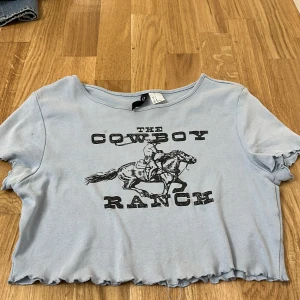 Crop top🤍 - Säljer den för att den har blivit  liten för mig.