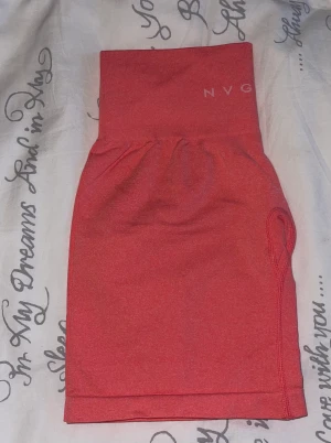 NVGTN shorts - Säljer mina NVGTN pro seamless shorts i färgen korall som ändast provats på en gång men insåg att de va för små. De är i toppskick och ser helt oanvända ut  Nypris :395kr Går att skickas eller mötas