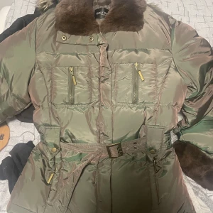 Jacka  - Jacka som är köpt i tyskland. Skit cool. Använd en gång. Pris kan diskuteras 