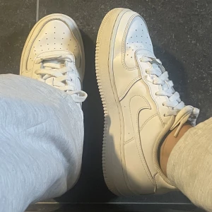 Sneakers / Skor - Nike air force 1 i ett fint skick. De är köpta från JD för 1400kr. Kontakta mig ifall ni vill ha fler bilder 😁 Kan posta och mötas upp. Pris kan diskuteras. Storlek 38.5 och jag har 38 dom passar perfekt. 