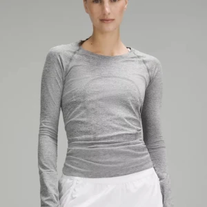 Träningströja från lululemon - Långärmad träningströja från lululemon i modellen Swiftly tech. Säljes då den inte kommer till användning, använd 2 gånger. Nypris ca 905kr. 