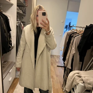 Jätte snygg kappa  - Perfekt kappa nu till hösten från bikbok. Använd några gånger men inga spår av användning. Ser helt ny ut. ❤️ Orginalpris är 1000 kr 