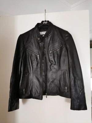 Hollies storlek 38 - I nyskick. Kan finnas lite röklukt. Så är du superkänslig avstå! 