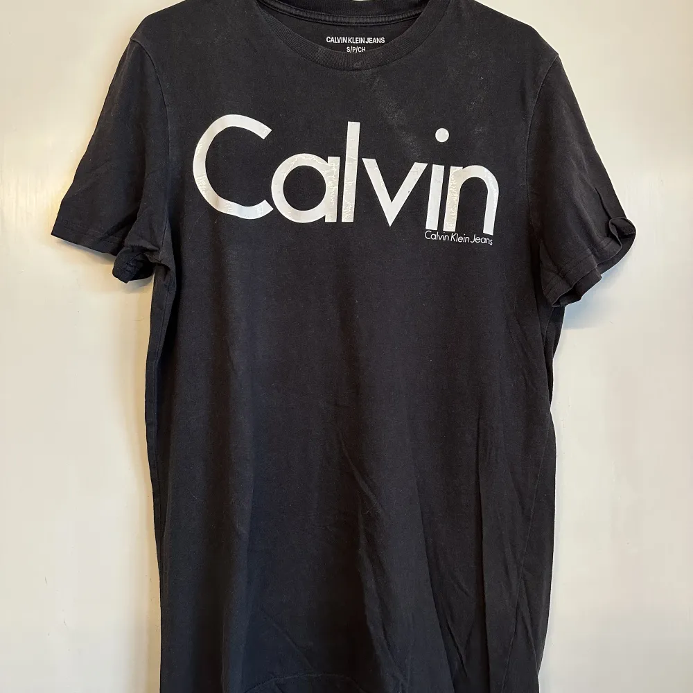 En fin Calvin Klein som är svart med vit tryck.. T-shirts.