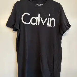 En fin Calvin Klein som är svart med vit tryck.