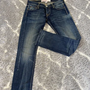 Lågmidjade jeans köpta från Italien 💕  - Super fina!! Men kommer ej till användning längre. Köpta ursprungligen från Italien och skulle säga att de passar någon som är 165 och under💕