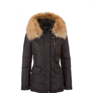 Hollies vinterjacka  - Säljer nu min vinterjacka. Använd i ca 3 är och är i bra skick. (Äkta päls).