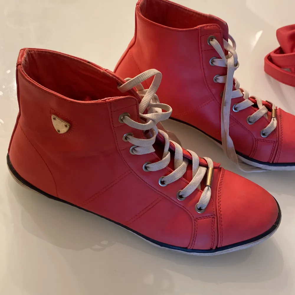 Skorna är använda några gånger, skosnörena är lite smutsiga. Väskan är nästan aldrig använd och i bra skick. Färgen är rödrosa aktig. Skorna är storlek 40. Skor.