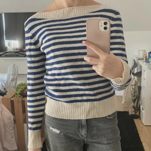 Stickad tröja från GAP  - Stickad tröja perfekt nu till höst 💕 Köpt secondhand men är knappt använd, har däremot två små hål som syns på andra bilden men de märks inte på☺️ Kom gärna privat för frågor eller fler bilder 💕Använd inte köp nu utan kontakt privat 💗
