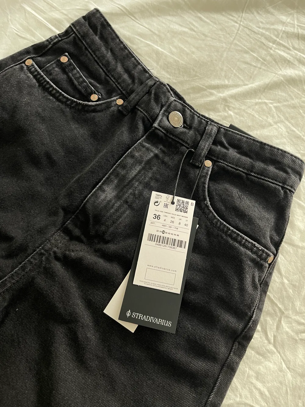 Ett par jättesnygga svarta jeans i straight fit strl 36 som är helt oanvända. Dom passar i längden på mig som är 174cm💕 Kan även skicka fler bilder vid intresse😊. Jeans & Byxor.
