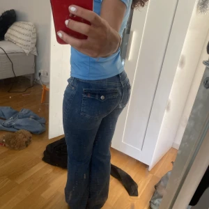 Lågmidjade blåa jeans med snygga fickor - Köpte nyss från lager 157 inte använt ute än. Nypris 400kr. Skit snygga fickor men lite för tajta i midjan för mig (är tjockis) storlek M. Jag är 163 