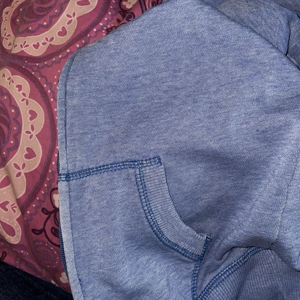 Zip up hoodie i en blå fin färg 💙. Hoodies.