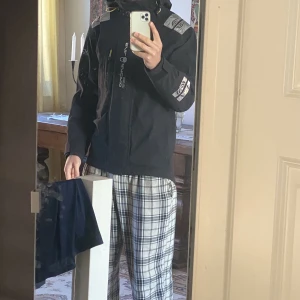 Sail Racing Gortex Jacka  - Snygg sail racing gortex jacka. Nypris: 8000kr. Använd under två vintrar och är i väldigt bra skick (8/10). Storlek XS men passar S-M (stor i storleken). Äkta såklart och är köpt på stadium. 