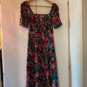 Klänning  - Oavänt klänning ifrån Gina❤️den sitter super fint på.