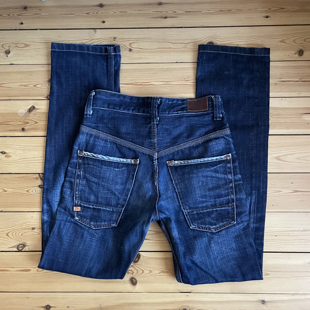 Mörkblå jeans, hyfsat lågmidjade men inte överdrivet, säljes pga lite för små för mig och långa för mig som är 167 cm Passar XS. Jeans & Byxor.