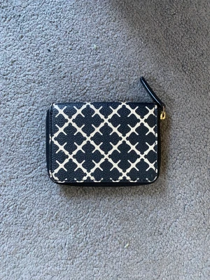 Plånbok - Knappt använd plånbok i nyskick. Värd 800kr säljer för 400kr 😊Köparen står för ev. frakt!🫶🏽