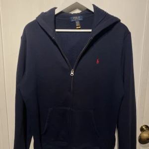 Ralph Lauren Zip Huddie - Väldigt skönt och snygg Zip up Huddie från Ralph Lauren. Den är i bomull och är i väldigt bra skick. Skriv vid minsta intresse eller mer bilder👨‍🎨👨‍🎨