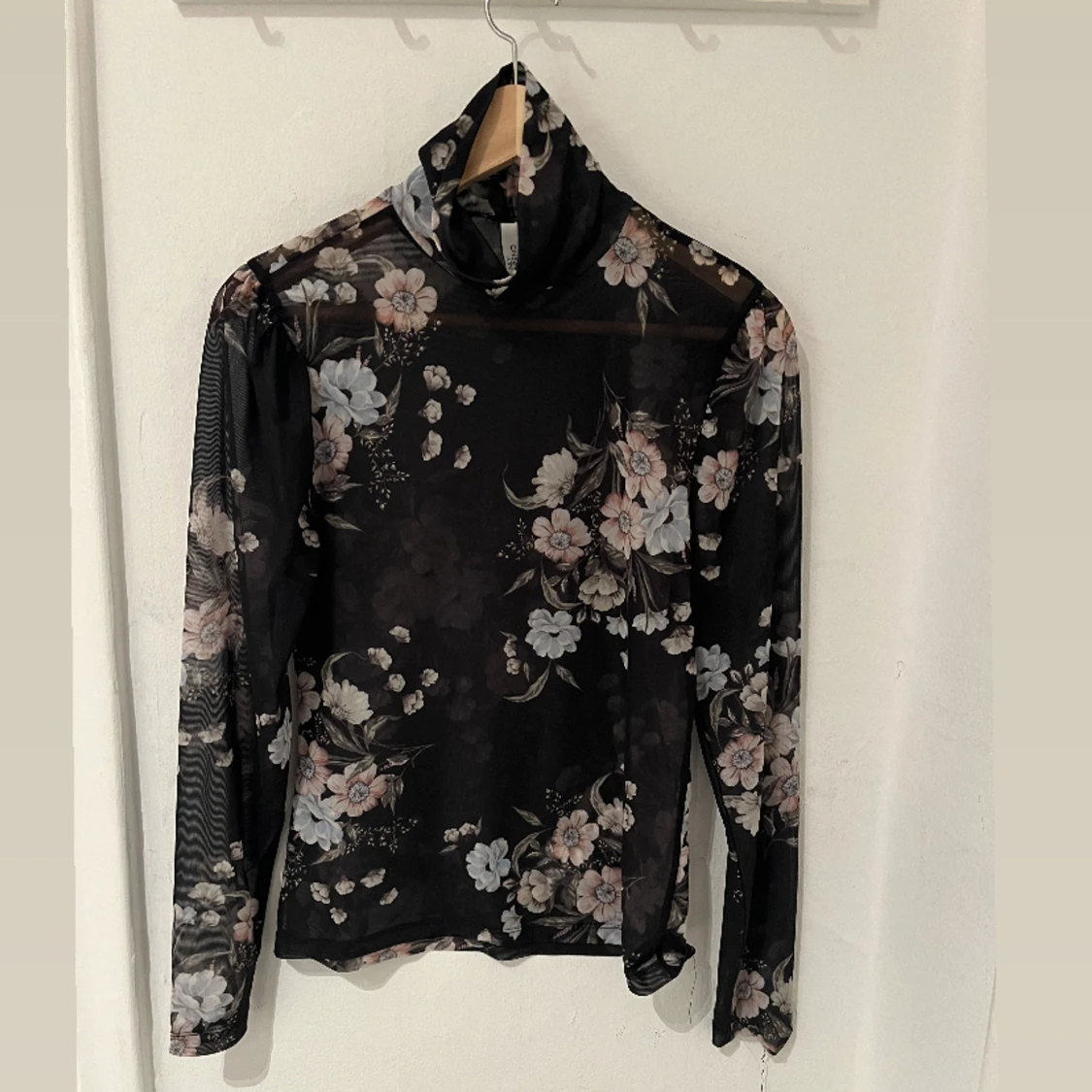 Blommig genomskinlig topp