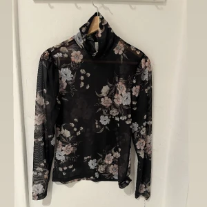 Blommig genomskinlig topp - Blommig genomskinlig topp 