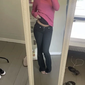 Svarta jeans  - Köpt dom här på plick! Kommer inte till användning så jag säljer dom nu, dom är långa i benen och har jätte fin passform, 27/32 