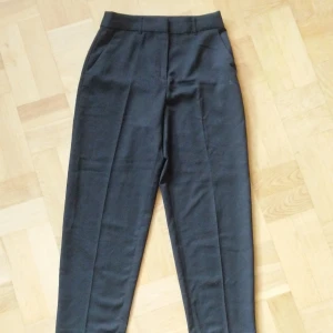 Kostymbyxor  - Oversized kostymbyxor från Monki. 