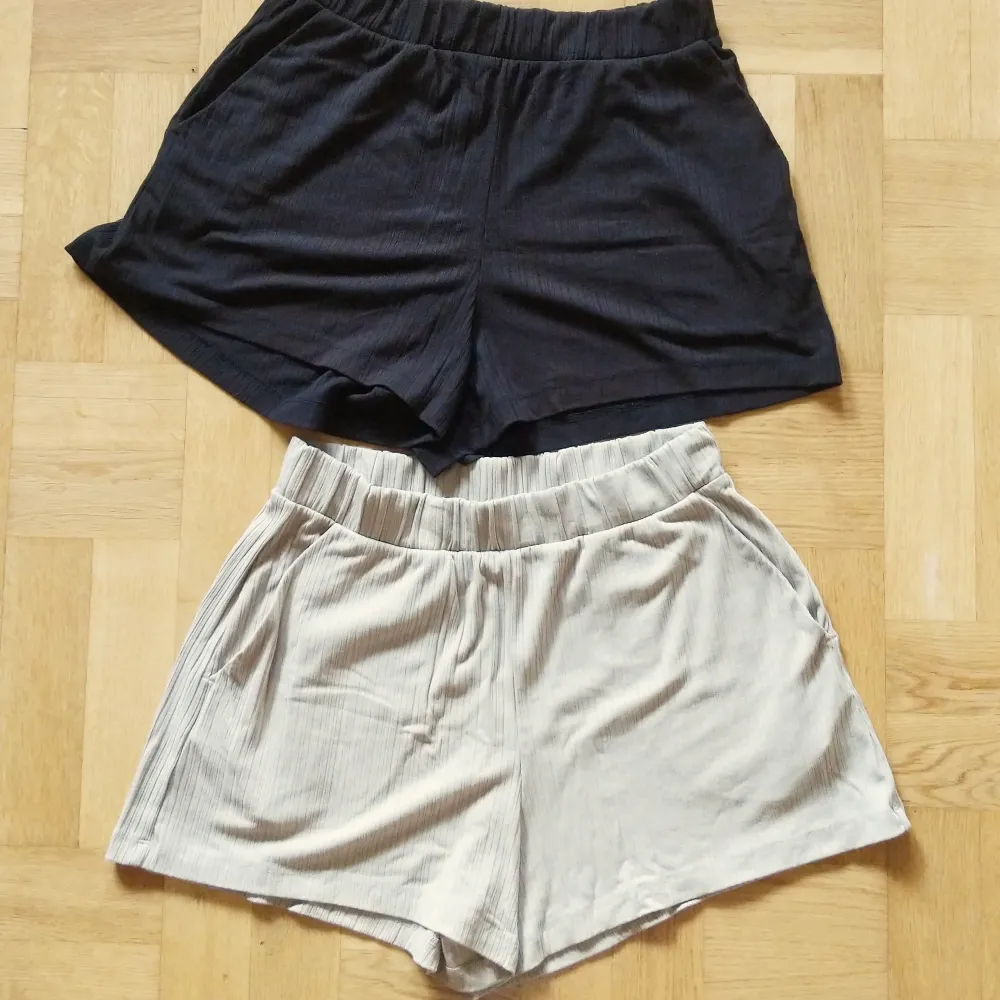 Softa oversized short med fickor. 2par! Svart + beige 🤎🤍. Shorts.